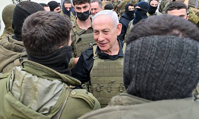 네타냐후, 방탄조끼 입고… 레바논 방문 베냐민 네타냐후 이스라엘 총리가 12일(현지시간) 방탄조끼를 입고 이스라엘군이 점령·통제 중인 레바논 남부 완충지대를 방문해 장병들을 격려하고 있다. 이란은 종전 조건으로 헤즈볼라 공격 중단을 요구하고 있지만, 네타냐후 총리는 이란의 지원을 받는 레바논 무장정파 헤즈볼라를 향한 군사 작전을 멈추지 않겠다며 공격을 지속하고 있다. 이스라엘 총리실 엑스(X) 캡처