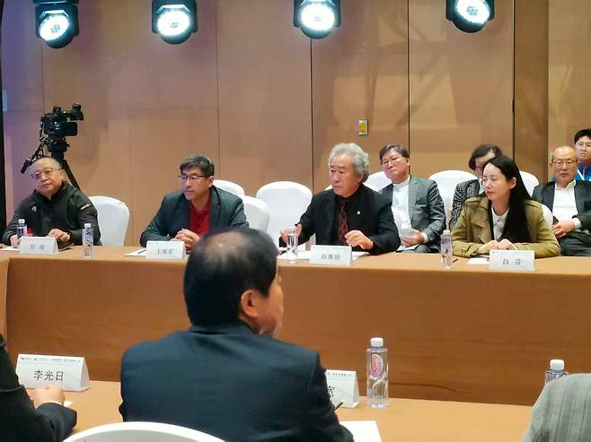 조강훈 한국예술문화단체총연합회 회장(앞줄 가운데)이 발표를 통해 동아시아 영화가 공유하는 문화적 정서를 기반으로 AI 시대에 대응하는 한·중 협력 체계 구축을 촉구했다. 한국예술문화단체총연합회 제공