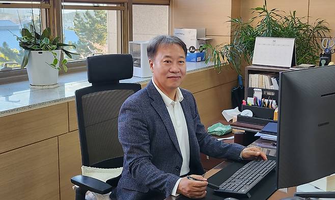 이유한 국립창원대 대학원장은 “한국의 인재들이 ‘에너지 주권’의 주역이 되는 거대한 숲을 이루는 데 밑거름이 되도록 노력하겠다”고 말한다.