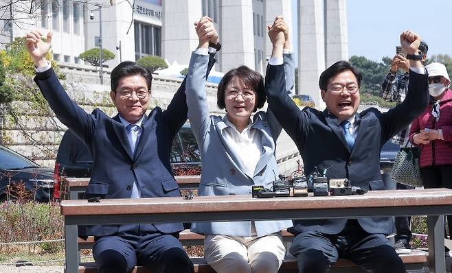 6·3 지방선거 더불어민주당 서울시장·경기지사·인천시장 후보로 각각 확정된 정원오(왼쪽부터) 전 서울 성동구청장, 추미애·박찬대 의원이 12일 국회 소통관 앞 벤치에서 열린 수도권 광역단체장 후보 ‘원팀 간담회’에서 함께 웃으며 두손을 들어 보이고 있다. 뉴스1