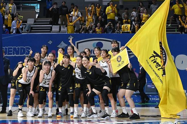 청주 KB 선수들이 12일 충남 아산시 이순신체육관에서 열린 2025~26 여자프로농구 아산 우리은행과의 플레이오프 3차전에서 승리한 뒤 함께 모여 챔피언결정전 진출을 축하하고 있다. 2026.4.12 WKBL 제공