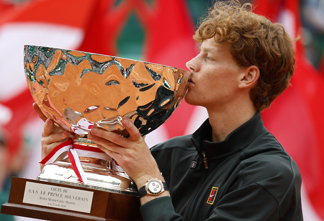 얀니크 신네르가 12일(현지시간) 모나코 몬테카를로에서 열린 남자프로테니스(ATP) 투어 몬테카를로 마스터스 남자 단식에서 우승한 뒤 트로피에 입을 맞추고 있다. 몬테카를로 EPA 연합뉴스