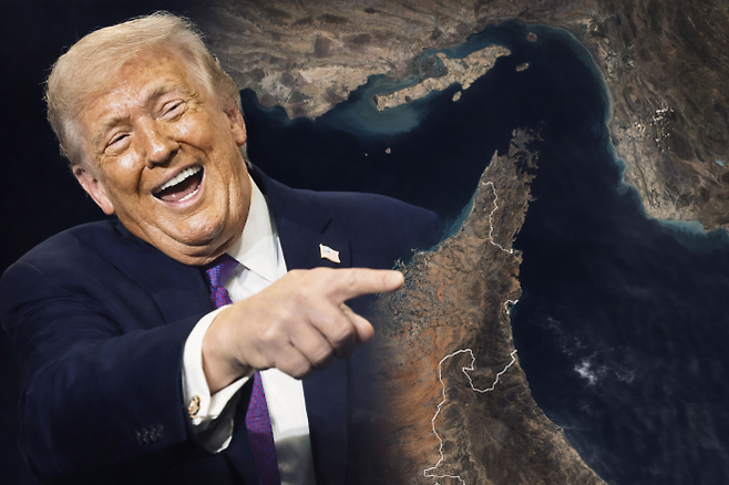 도널드 트럼프 미국 대통령이 3월 11일(현지시간) 미국 켄터키주 헤브론의 한 물류시설을 방문해 손짓하고 있다. 배경은 4월 7일 기준 호르무즈 해협 일대 위성사진. 로이터·유럽우주국(ESA)·서울신문 뉴미디어랩