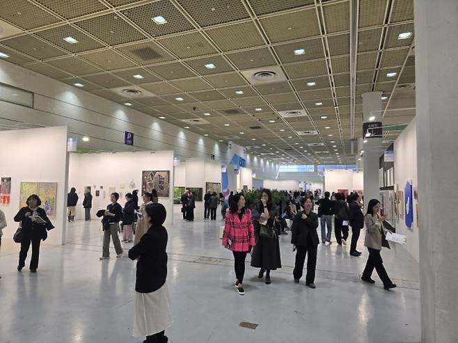 지난 8일 화랑미술제를 찾은 관람객들이 부스를 돌아다니며 작품을 감사하고 있다. 윤수경 기자