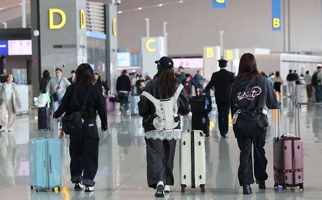 인천국제공항 2터미널에서 여행객들이 이동하고 있다. 뉴스1