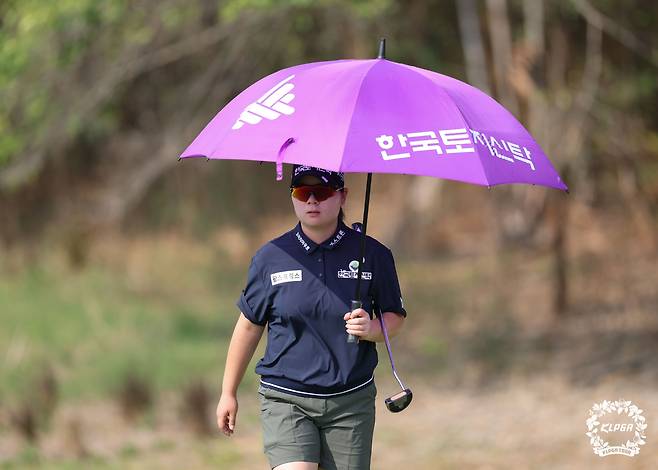 그린 경사를 파악하고 있는 홍정민. 사진 제공=KLPGA