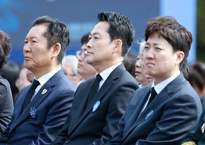 정청래 더불어민주당 대표, 장동혁 국민의힘 대표, 이준석 개혁신당 대표가 3월27일 국립대전현충원에서 이재명 대통령의 서해수호의 날 기념사를 듣고 있다. ⓒ청와대통신사진기자단