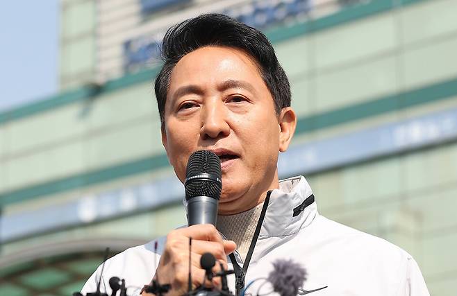 오세훈 서울시장이 17일 서울 영등포구 신길역세권 장기전세주택 건립현장 인근에서 주택 활성화 방안 발표를 마치고 취재진 질문에 답하고 있다. ⓒ연합뉴스