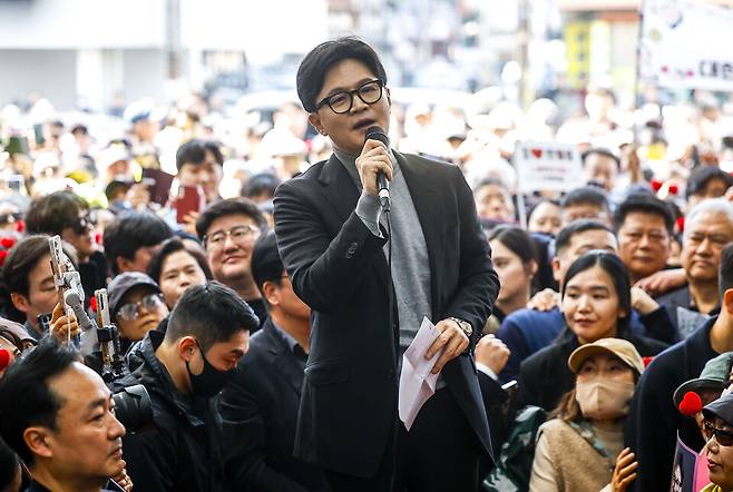 한동훈 전 국민의힘 대표가 3월22일 서울 동대문구 경동시장을 방문해 발언하고 있다. ⓒ연합뉴스