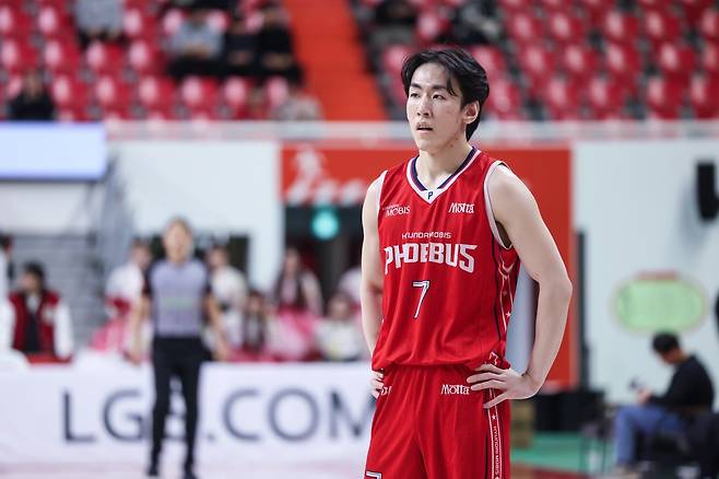 현대모비스 서명진은 ‘2025~2026 LG전자 프로농구’ 정규리그 시상식서 기량발전상을 받았다. 그는 이번 시즌 느낀 경험으로 한 단계 더 도약하려고 한다. 사진제공｜KBL