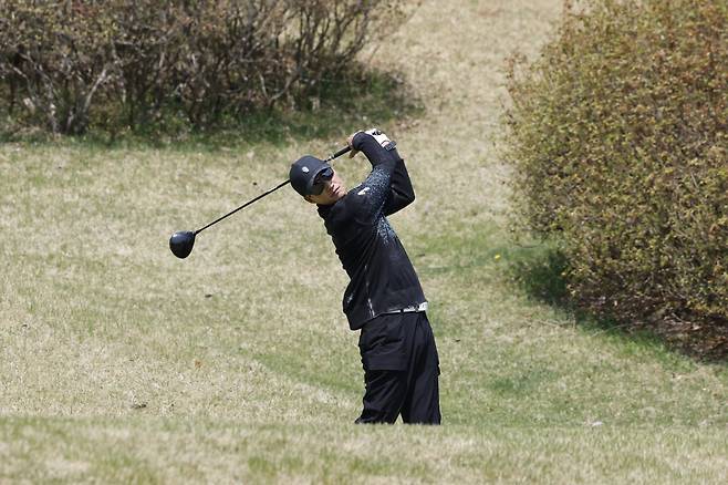 이정효 수원 삼성 감독이 13일 경기도 용인 코리아CC에서 열린 ‘2026 축구인 골프대회’ 도중 샷을 하고 있다. 용인│사진공동취재단