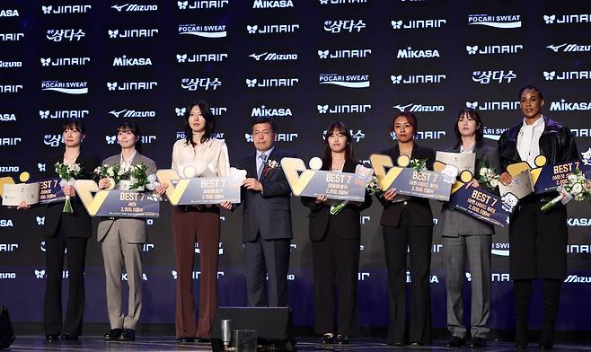 문정원, 김다인, 양효진, 김성진 KBSN스포츠 대표이사, 피치의 대리수상자 김나리 통역, 자스티스, 강소휘, 실바(왼쪽부터)가 13일 그랜드 워커힐 서울에서 열린 ‘진에어 2025-2026 V리그 시상식’ 여자부 베스트 7 부문이 발표된 뒤 무대에 올랐다. 뉴시스
