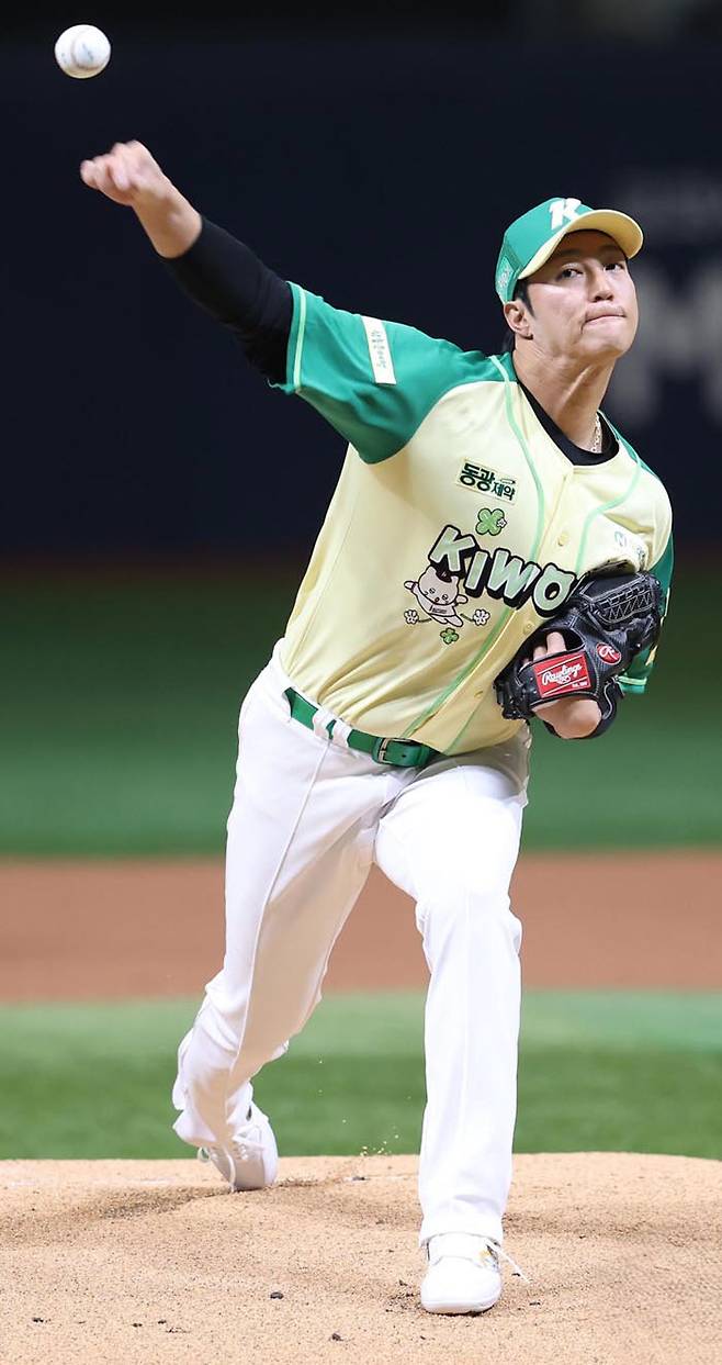 프로야구 키움 에이스 안우진이 12일 고척스카이돔에서 열린 롯데전에서 955일 만에 마운드에 복귀해 역투하고 있다. 키움 히어로즈 제공
