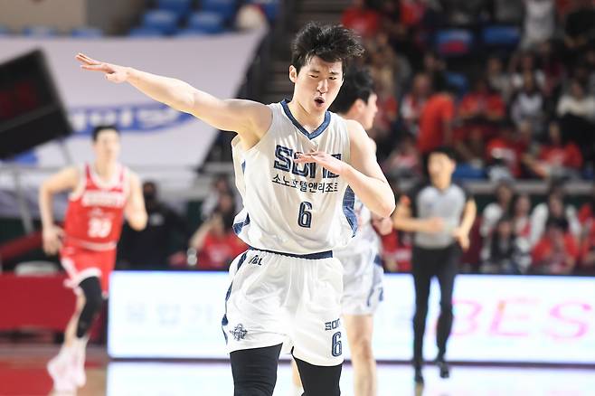 고양 소노 이정현이 12일 서울 잠실학생체육관에서 열린 SK와의 6강 플레이오프 1차전에서 득점한 뒤 세리머니 하고 있다.  KBL 제공