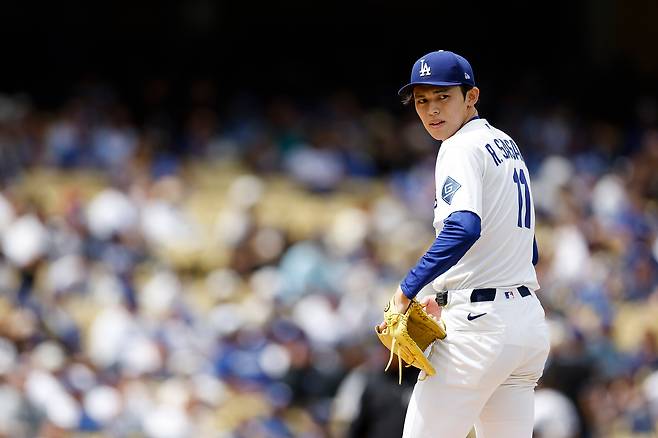 사사키 로키가 13일 미국 캘리포니아주 로스앤젤레스의 유니클로 필드 앳 다저스타디움에서 열린 텍사스 레인저스와 2026 메이저리그 정규리그 홈경기에 선발 등판해 1루 베이스를 바라보고 있다. 로스앤젤레스 | AP연합뉴스