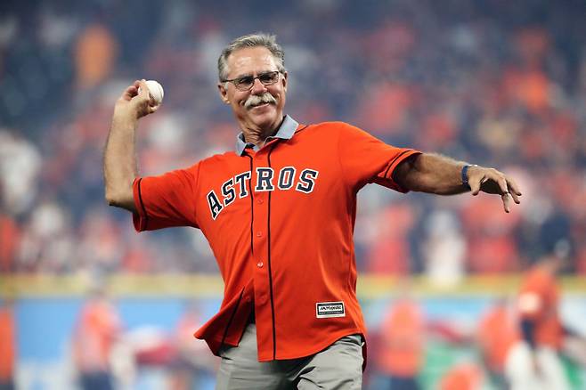 2017년 휴스턴의 ALCS 뉴욕 양키스전에서 시구를 하던 필 가너. Getty Images코리아