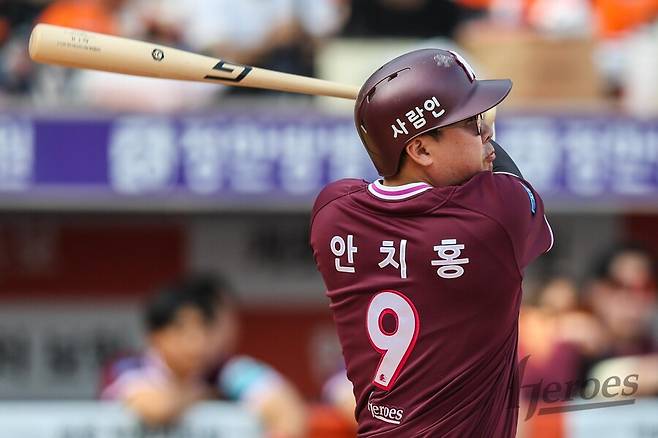 ▲ 키움의 중심 타자로 활약하고 있는 안치홍 ⓒ키움 히어로즈
