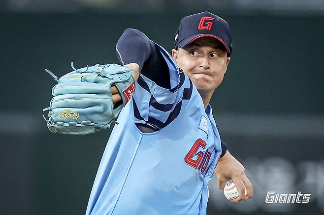 ▲ 올 시즌 최악의 투구로 고개를 숙이며 메이저리그 복귀 가능성에 물음표를 남긴 터커 데이비슨 ⓒ롯데 자이언츠