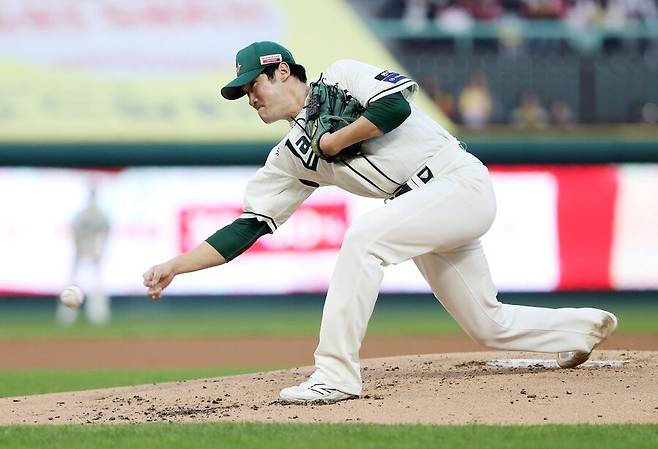 ▲ 5년 비FA 다년 계약 이후 이렇다 할 성적을 내지 못한 박종훈은 계약 기간 마지막 해에 반전을 노리고 있다 ⓒSSG랜더스