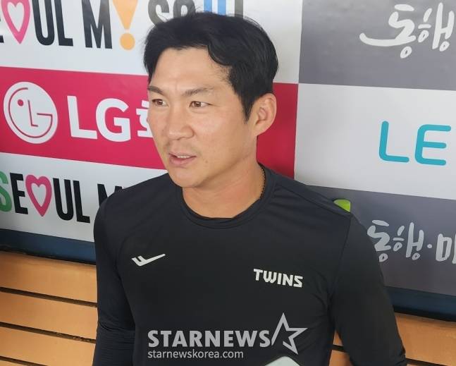 오지환이 12일 SSG전 승리 후 취재진과 인터뷰를 하고 있다. /사진=안호근 기자