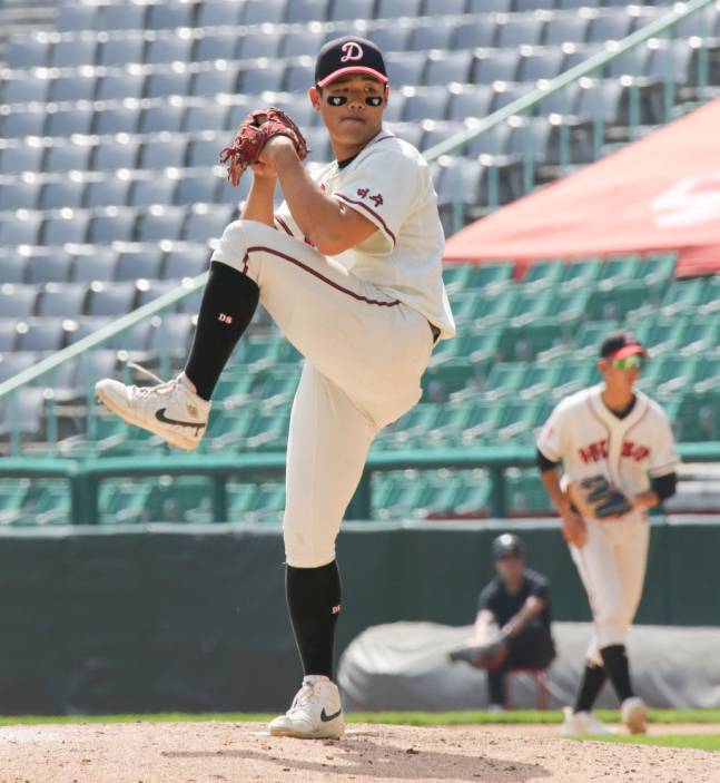 덕수고 엄준상이 12일 인천SSG랜더스필드에서 열린 2026 신세계 이마트배 전국고교야구대회 야탑고와 결승전에서 역투하고 있다. /사진=KBSA 제공