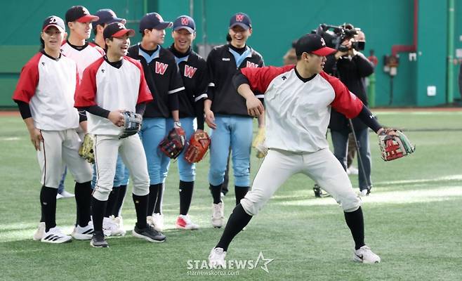 미국 메이저리그 프로야구(MLB) 샌프란시스코 자이언츠가 지난 1월 7일 경기도 이천 LG 챔피언스파크에서 휘문고 및 덕수고 선수 60여 명을 초청해 야구 클리닉을 열었다.  덕수고 엄준상이 아다메스의 지도하에 수비 훈련을 지도하고 있다. 이날 행사에는 래리 베어 회장, 버스터 포지 사장, 토니 비텔로 감독, 이정후, 윌리 아다메스, 황재균 등이 참석했다. /사진=김진경 대기자