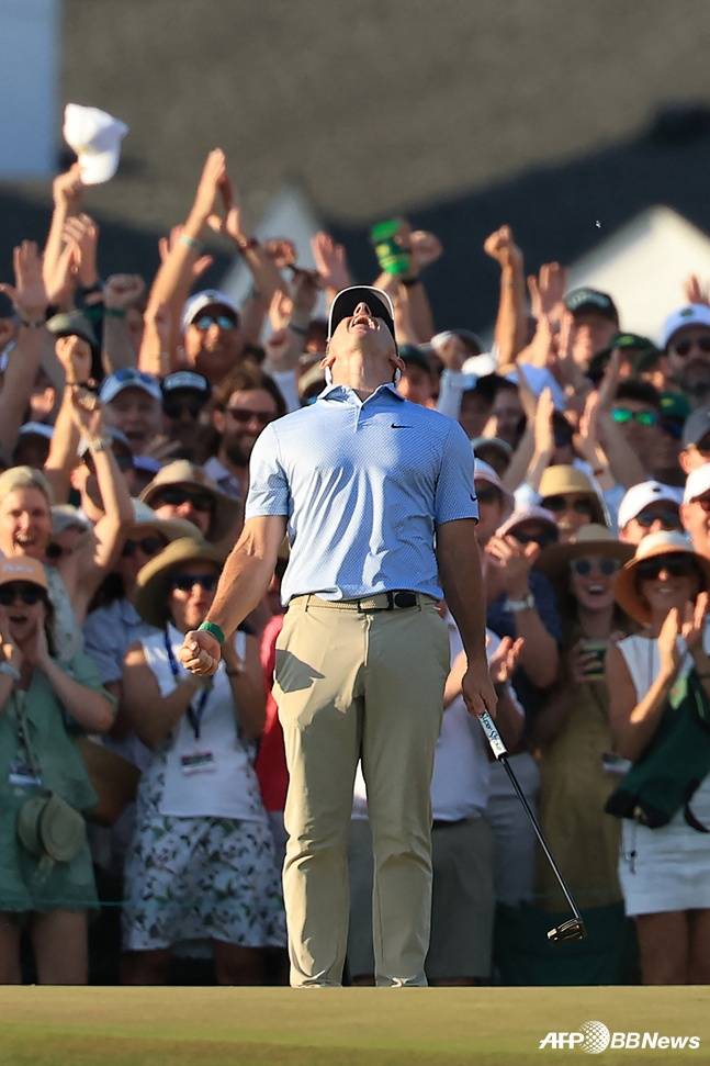 우승을 확정짓고 포효하는 매킬로이. /AFPBBNews=뉴스1