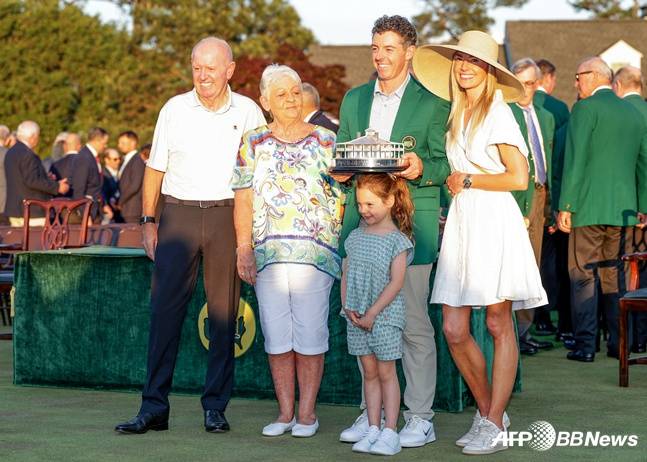 매킬로이(초록색 재킷)가 2연패를 이룬 뒤 현장을 찾은 가족들과 함께 기념촬영을 하고 있다. /AFPBBNews=뉴스1