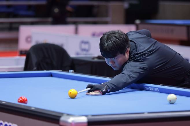 조명우가 13일 콜롬비아에서 열린 보고타 3쿠션 월드컵 결승에서 스트로크를 준비하고 있다. /사진=대한당구연맹 제공