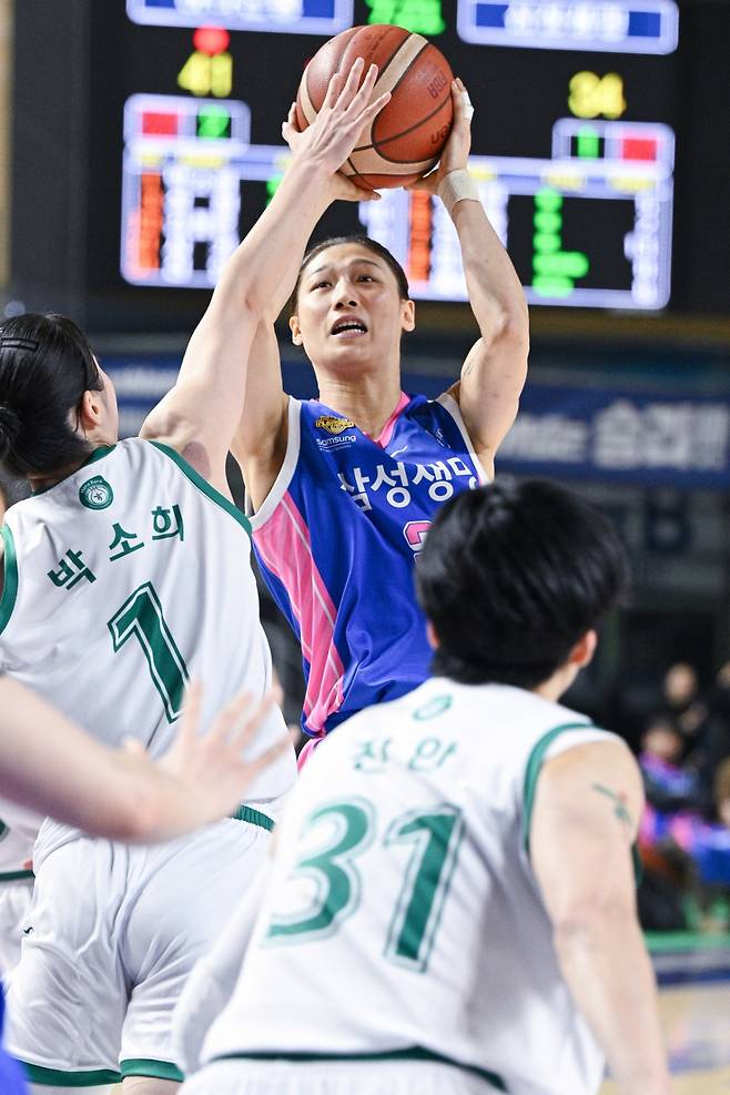 이해란(삼성생명)이 슛을 시도하고 있다. /사진=WKBL 제공