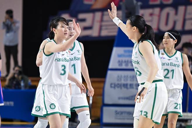 하나은행 선수단. /사진=WKBL 제공