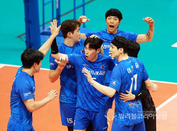 화성시청 선수들이 공격을 성공시키고 기뻐하는 모습.2026.04.13.
