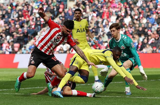 토트넘 홋스퍼는 12일(한국시간) 영국 선덜랜드에 위치한 스타디움 오브 라이트에서 열린 선덜랜드와의 2025-2026 잉글리시 프리미어리그 32라운드 원정 경기에서 0-1로 패했다. 경기에 앞서 토트넘은 무승 행진에서 탈출하기 위해 지난 1일 프랑스 명문 올랭피크 마르세유를 이끌던 이탈리아 출신 지도자 로베르토 데 제르비 감독을 선임했다. 그러나 데 제르비 감독 선임에도 토트넘은 선덜랜드전에서 패하며 14경기 무승(5무9패)을 기록해 강등권 탈출에 실패했다. 연합뉴스