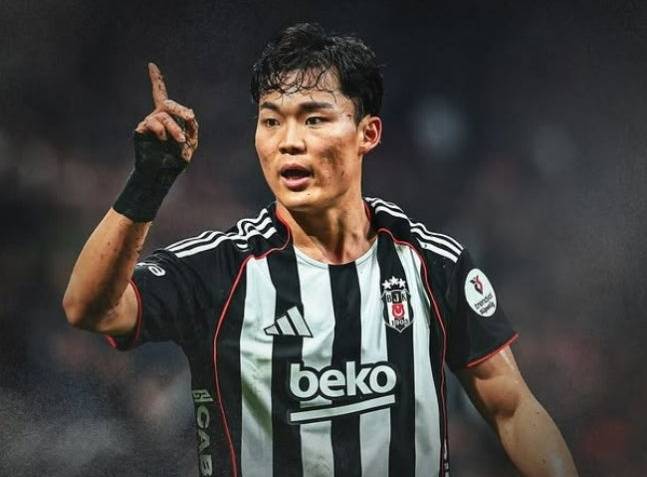 튀르키예에서 활약 중인 한국 축구 국가대표 공격수 오현규(베식타스)가 잉글리시 프리미어리그(PL) 명문 구단들의 레이더망에 포착됐다. 특히 '한국 축구 레전드' 박지성이 활약했던 맨체스터 유나이티드가 오현규를 주시하고 있는 구단 중 하나인 것으로 알려졌다. 과거 박지성이 7년간 헌신하며 국민 클럽이 됐던 맨유는 최근 기나긴 암흑기에서 벗어나 마이클 캐릭 임시 감독 체제에서 안정감을 찾으며 리그 3위를 질주 중이다. 다음 시즌 유럽축구연맹(UEFA) 챔피언스리그 진출이 유력한 맨유는 공격진의 깊이를 더해줄 확실한 자원을 찾고 있으며, 튀르키예에서 검증된 오현규를 적임자로 판단한 모양새다. 베식타스