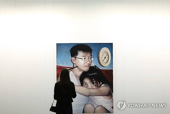 화랑미술제 개막 (서울=연합뉴스) 신준희 기자 = 8일 서울 강남구 코엑스에서 열린 화랑미술제를 찾은 관람객이 미술 작품을 감상하고 있다.  2026.4.8 hama@yna.co.kr