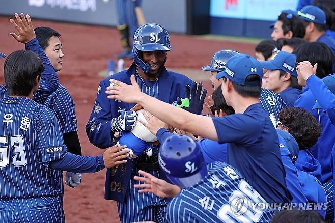 홈런 축하받는 삼성 디아즈 (대구=연합뉴스) 김현태 기자 = 12일 대구 삼성라이온즈파크에서 열린 2026 신한 SOL KBO리그 NC 다이노스와 삼성 라이온즈 경기. 8회 말 1사 상황에서 타석에 선 삼성 디아즈가 솔로홈런을 친 뒤 동료들의 축하를 받고 있다. 2026.4.12 mtkht@yna.co.kr