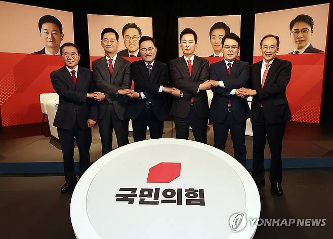 국민의힘 대구시장 후보자 토론회 (대구=연합뉴스) 김현태 기자 = 30일 오후 대구 TBC에서 열린 국민의힘 대구시장 후보 1차 비전 토론회에서 윤재옥·최은석·홍석준·유영하·이재만·추경호 후보(왼쪽부터)가 포즈를 취하고 있다. 2026.3.30 mtkht@yna.co.kr