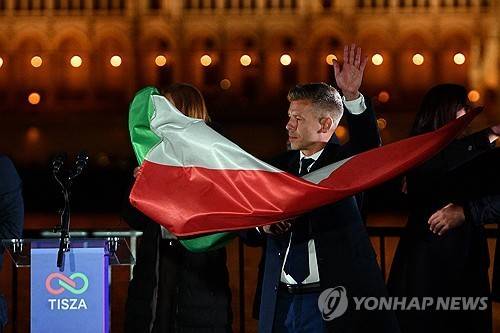 총선 승리 축하하는 머저르 페테르 티서당 대표 [AFP 연합뉴스. 재판매 및 DB 금지]