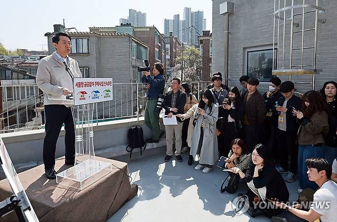 공공재개발 구역 찾은 오세훈 시장 (서울=연합뉴스) 한종찬 기자 = 오세훈 서울시장이 13일 공공재개발 추진 중인 서울 마포구 아현1구역 현장을 방문, 서울형 공공참여 주택사업 추진 방안을 발표하고 있다. 2026.4.13 saba@yna.co.kr