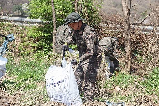 육군 5포병여단 포천 내촌면 왕숙천 환경정화활동 [육군 5포병여단 제공. 재판매 및 DB 금지]