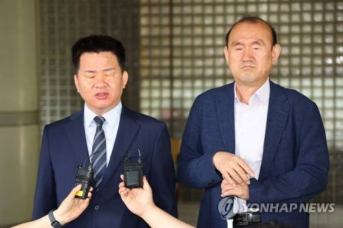 시각장애인, 온라인 쇼핑몰 상대 집단 소송 2심 일부 승소 (서울=연합뉴스) 김도훈 기자 = 음성 통역 등 서비스가 없어 정보 이용 차별을 받고 있다며 대형 온라인 쇼핑몰을 상대로 집단 소송을 제기한 시각장애인들이 2심에서 일부 승소를 거둔 8일 이연주 한국시각장애인연합회 사무총장(왼쪽)과 이삼희 한국디지털접근성진흥원 원장이 서울 서초구 서울고등법원에서 선고 결과에 대한 입장을 밝히고 있다. 2023.6.8
superdoo82@yna.co.kr