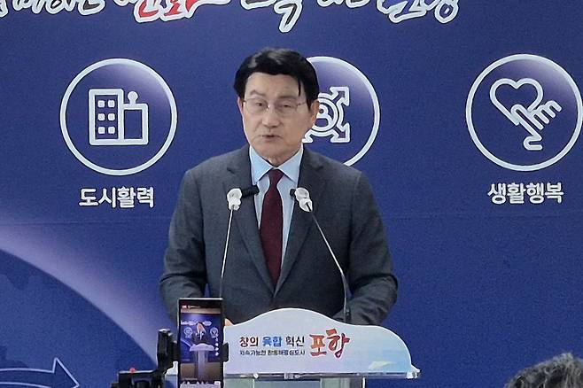 기자회견하는 박승호 전 포항시장 [촬영 손대성]