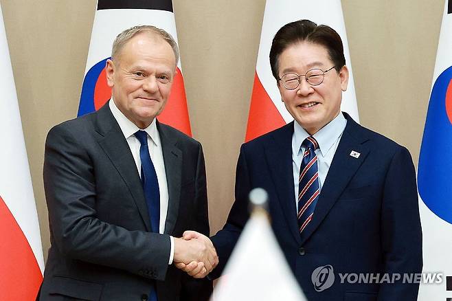 한-폴란드 확대 정상회담 (서울=연합뉴스) 김도훈 기자 = 이재명 대통령과 도날트 투스크 폴란드 총리가 13일 청와대에서 확대 정상회담에 앞서 악수하고 있다. 2026.4.13 superdoo82@yna.co.kr