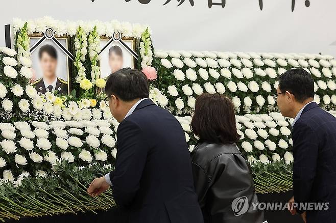 헌화하는 추모객들 (완도=연합뉴스) 김혜인 기자 = 13일 전남 완도군 문화예술의전당에 마련된 故(고) 박승원 소방위·노태영 소방사 합동분향소에서 추모객들이 헌화하고 있다. 2026.4.13 in@yna.co.kr