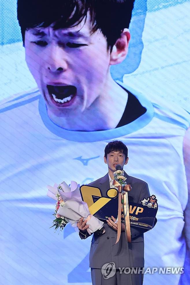 대한항공 한선수, MVP 수상 (서울=연합뉴스) 임화영 기자 = 13일 서울 광진구 그랜드워커힐호텔에서 열린 프로배구 2025-2026 V리그 시상식에서 대한항공 한선수가 남자부 정규리그 최우수선수(MVP)를 수상한 뒤 소감을 밝히고 있다. 2026.4.13 hwayoung7@yna.co.kr