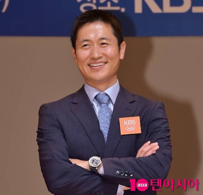 전 축구선수 이영표가 포즈를 취하고 있다 / 사진=텐아시아 DB