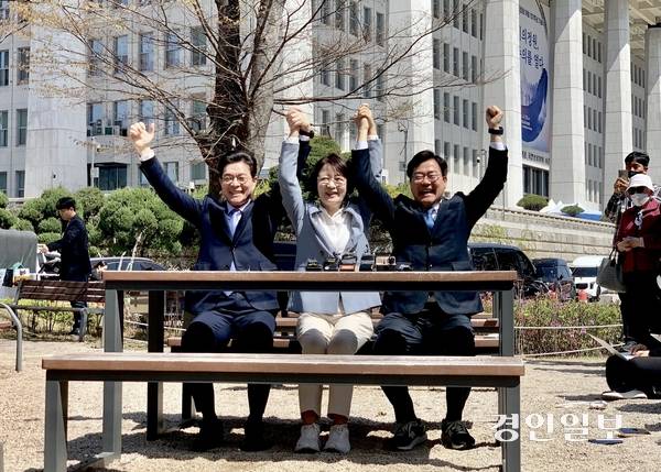 6·3지방선거에 나서는 더불어민주당 박찬대 인천시장 후보와 추미애 경기도지사 후보, 정원오 서울시장 후보가 12일 오전 국회 소통관 앞 벤치에서 ‘원팀 간담회’를 열고 승리를 다짐하고 있다. 2026.4.12 /김우성기자 wskim@kyeongin.com
