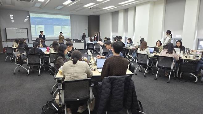 ▲ 경기도교육청이 학생들의 문제해결력을 정밀하게 측정할 수 있는 인공지능(AI) 기반 서·논술형 평가 모델을 학교 현장에 본격 도입하기로 했다. 사진은 인공지능(AI) 기반 서·논술형 평가 모델에 대한 연수장면 /사진제공=경기도교육청