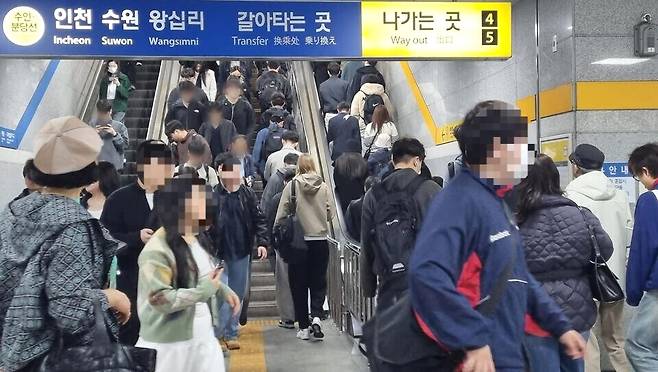 ▲&nbsp;14일 오전 8시10분쯤 원인재역 환승 통로가 수인분당선과 인천1호선으로 환승하려는 사람들로 붐비는 모습.&nbsp;/전민영 기자 jmy@incheonilbo.com