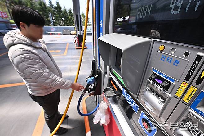 정부가 추경을 통해 소득 기준 하위 70%에게 신용카드, 체크카드, 지역상품권 등으로 수령 가능한 고유가 피해 지원금 지급하기로 했지만 지역상품권으로 받을 경우 사용 가능한 주유소가 제한돼 시민 불편의 우려가 커지는 가운데 13일 오전 수원시 한 주유소에서 시민이 신용카드로 주유를 하고 있다. 김경민기자
